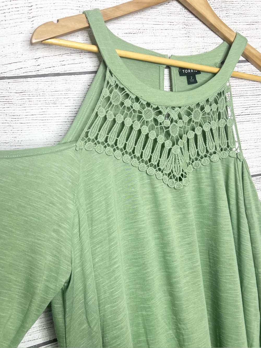 TORRID Green Crochet Neck Cold Shoulder Long Sleeve Sharkbite Hem Top Size 2X - Picture 6 of 16